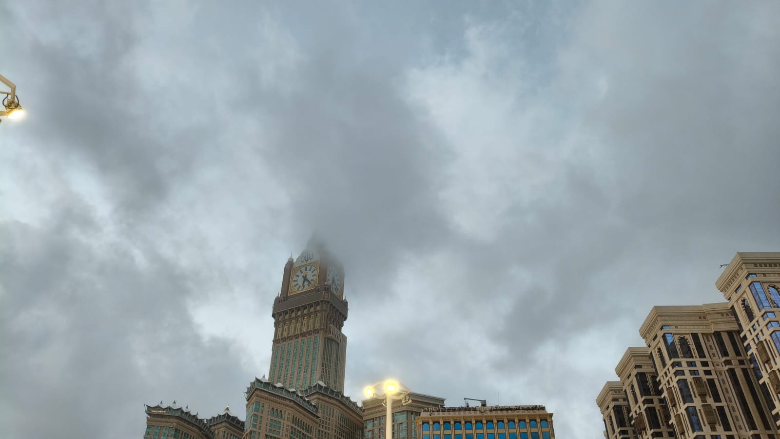 মেঘাচ্ছন্ন মক্কার আকাশ — মেঘে ঢাকা পড়ল ক্লক টাওয়ার